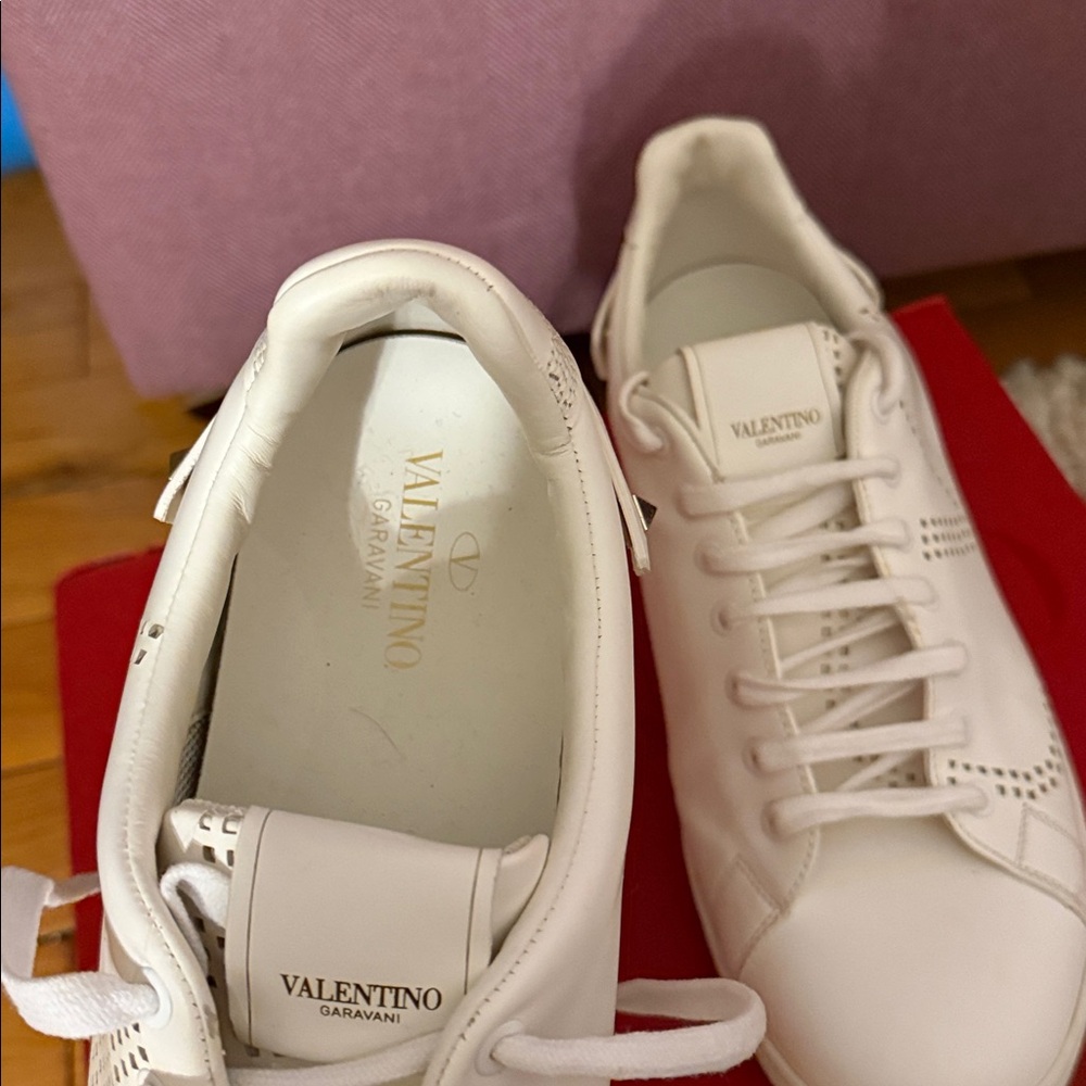 Valentino Garavani V logo perforated low top sneakers white - Picture 4 of 10